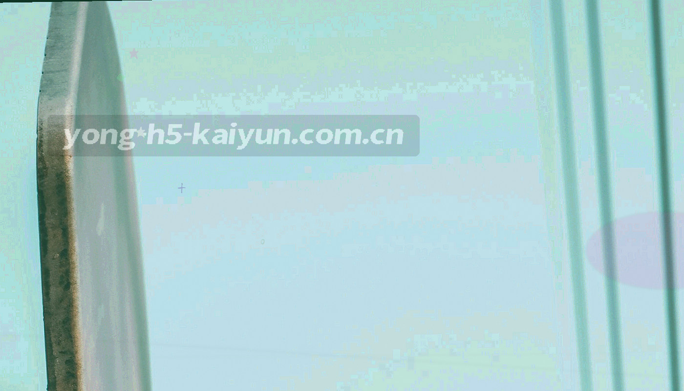 堆叠的深色档案卡与细线标签组成的抽象静物构图